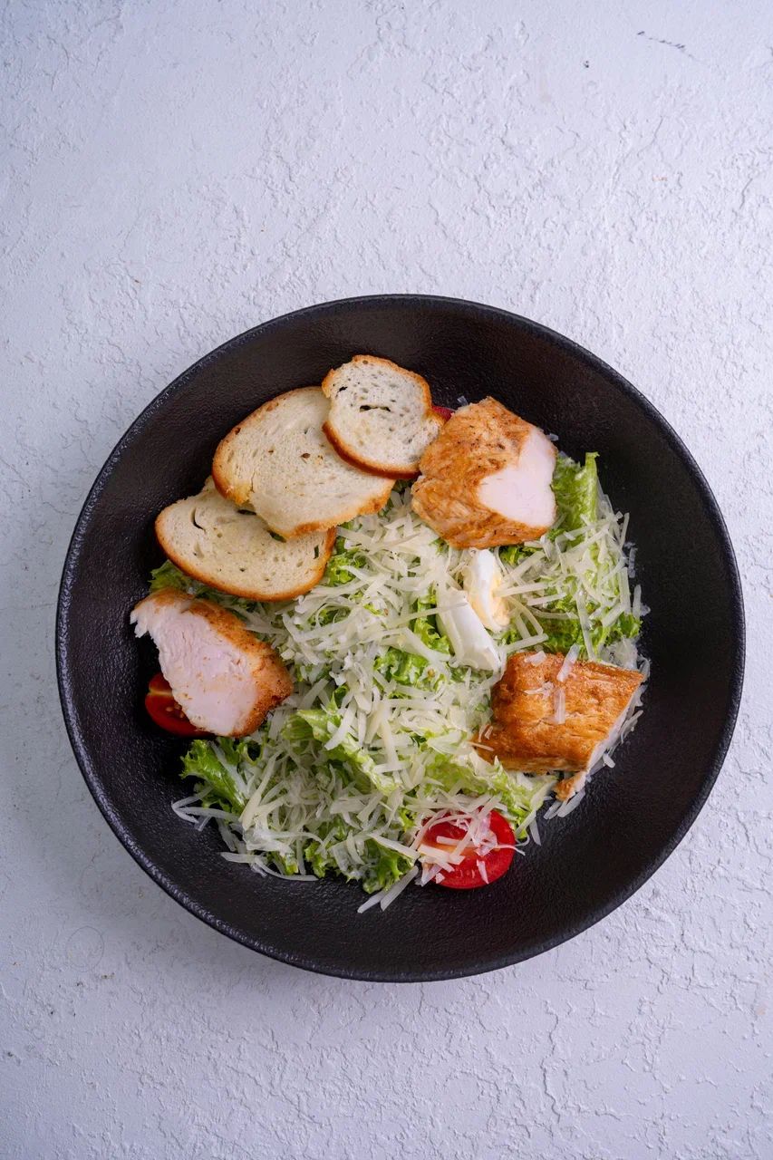 Салат Цезарь с курицей
