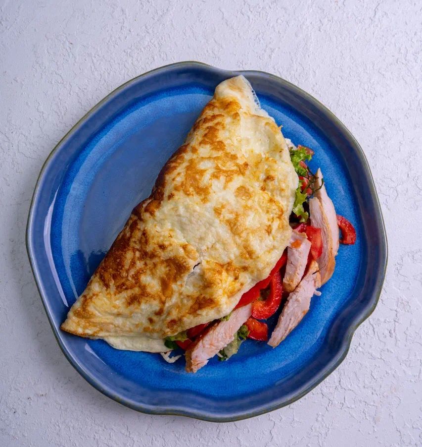 Омлет с грудкой и свежими овощами